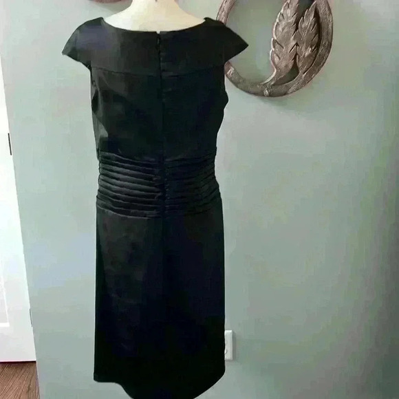 Black satin Tadashi collection cap sleeve midi dress with front slit - Picture 5 of 8